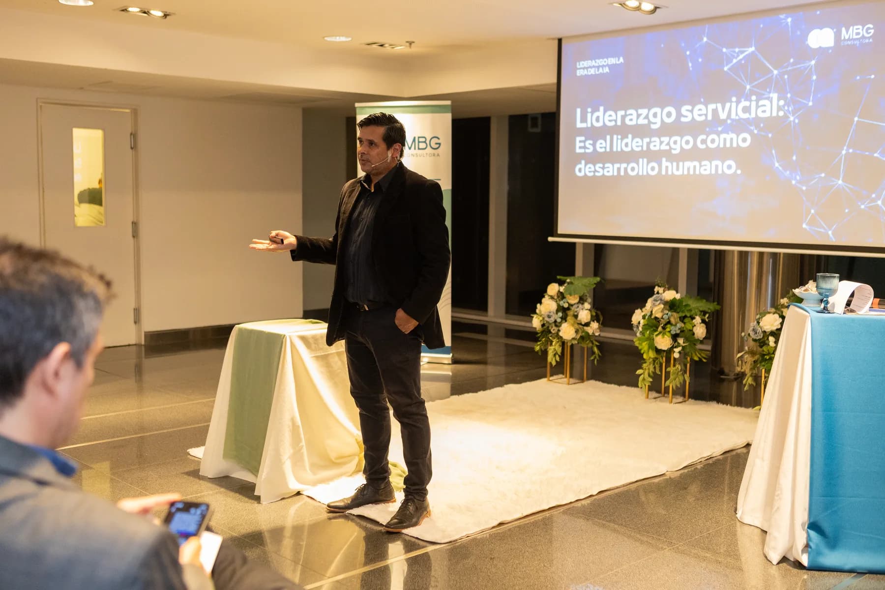 Marcelo Machuca dialogando con una audiencia.
